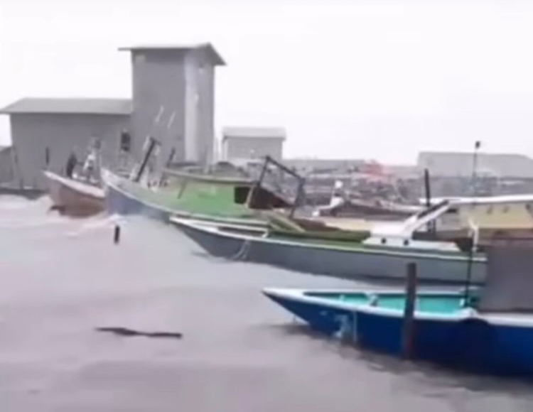 Kapal nelayan di Tanjung Samalantakan, Kotabaru, terombang-ambing karena badai.