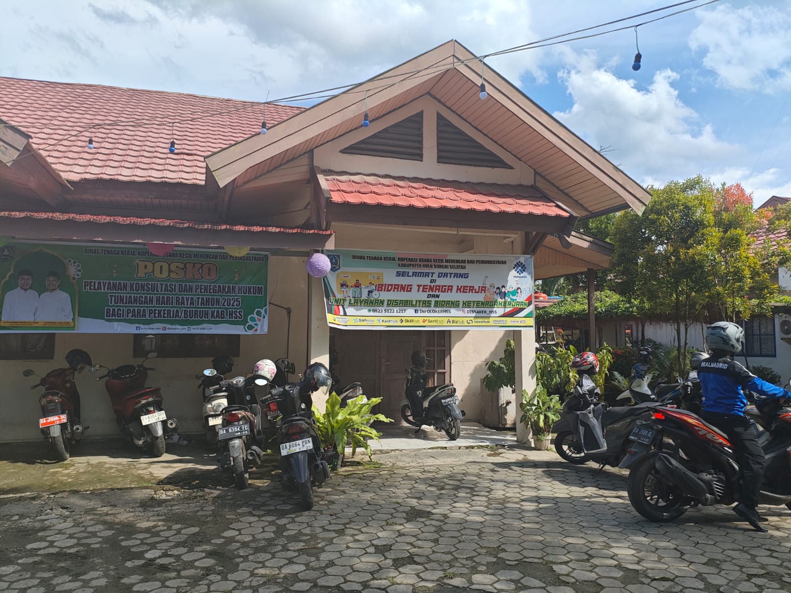 POSKO: Disnaker KUKMP HSS membuka posko pelayanan konsultasi dan penegakan hukum THR tahun 2025.