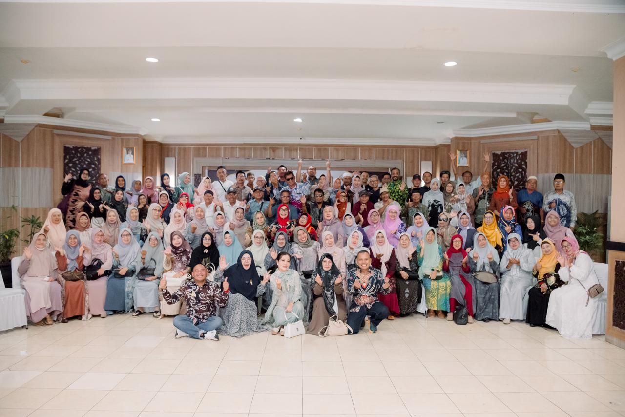 FOTO BARENG:Para alumnus SMPN 1 Banjarbaru bersama para guru saat Halalbihalal Idul Fitri di Aula Linggangan Intan DPRD Banjarbaru, Sabtu (5/4/2025).