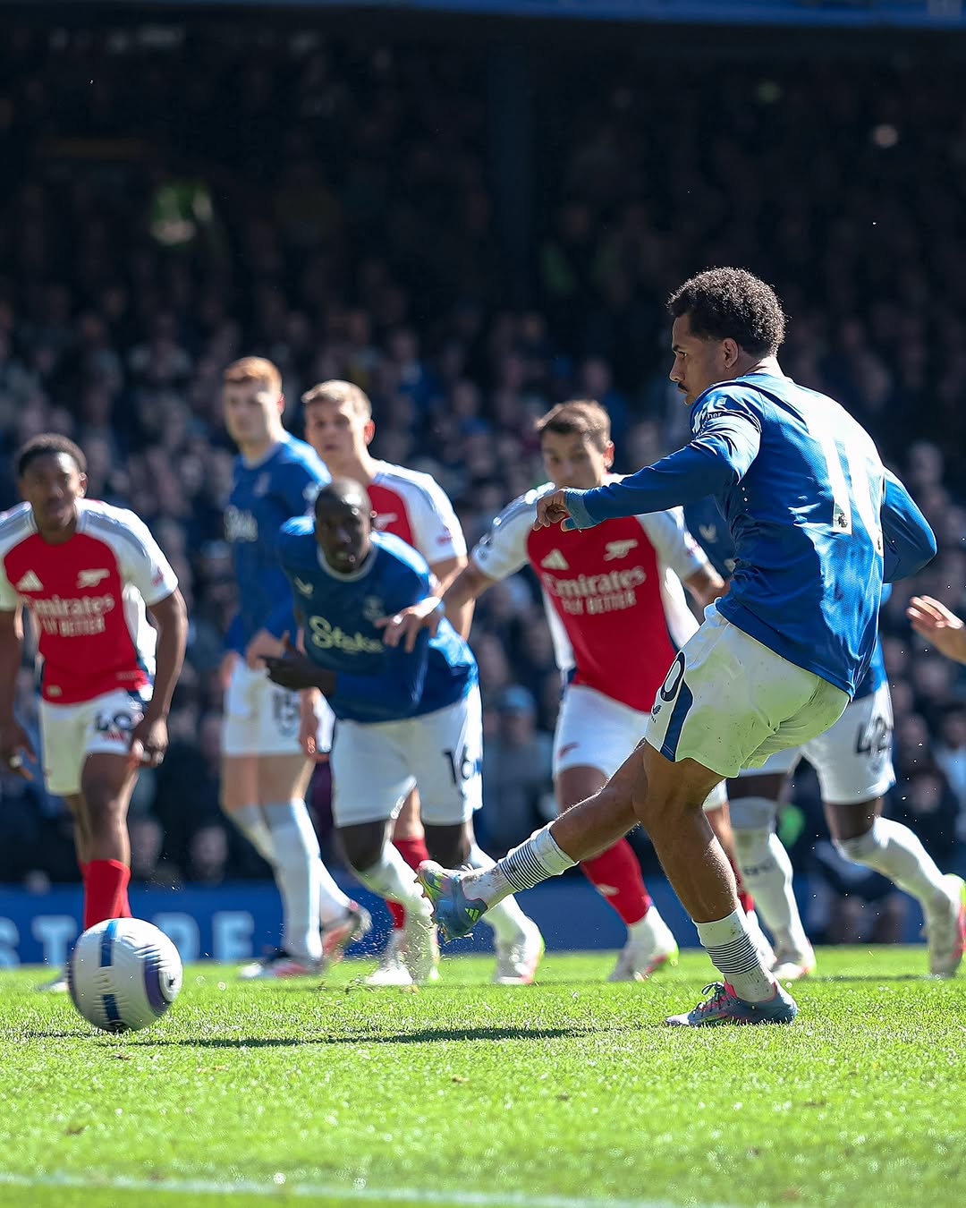 PENALTI: Pemain Everton, Iliman Ndiaye, mencetak gol penalti ke gawang Arsenal, Sabtu (5/4/2025) malam. (Foto: Instagram/Everton)