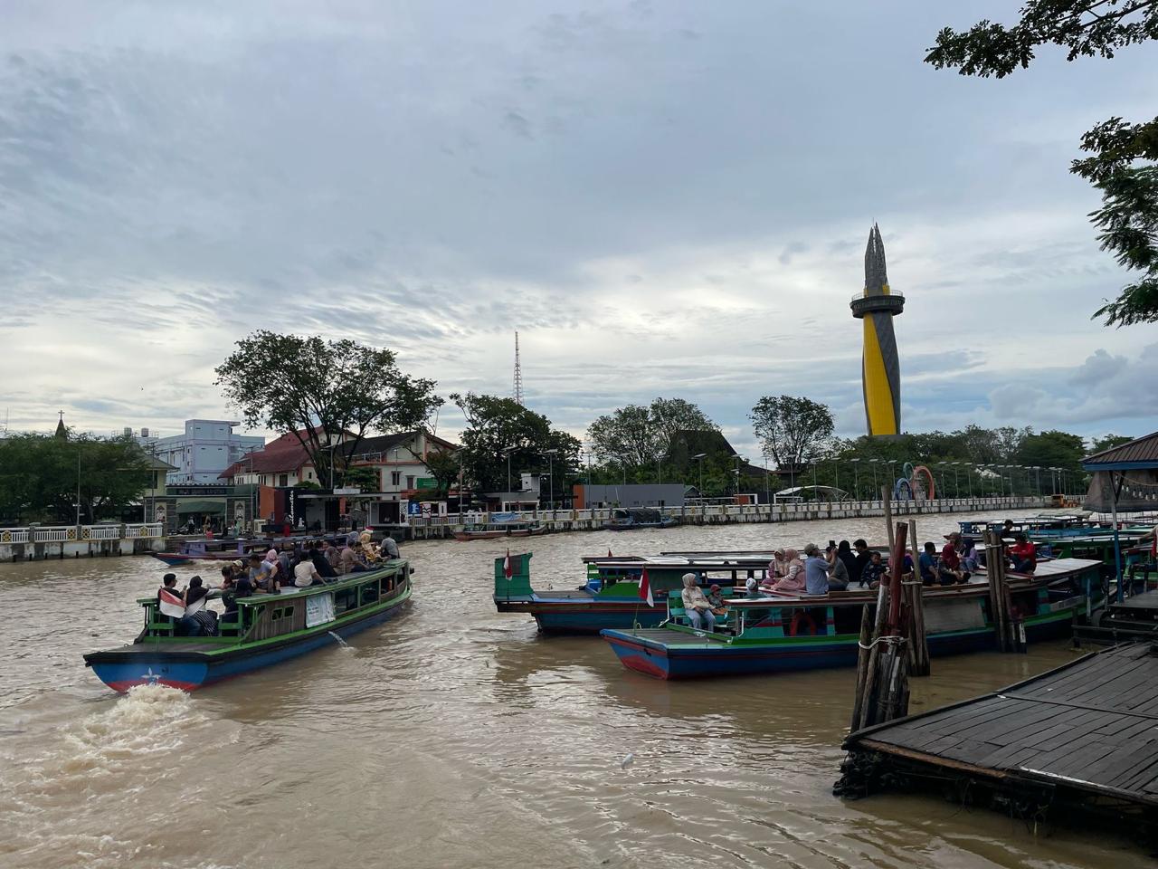 Wisata susur Sungai Martapura menjadi destinasi wisata favorit warga saat libur lebaran.