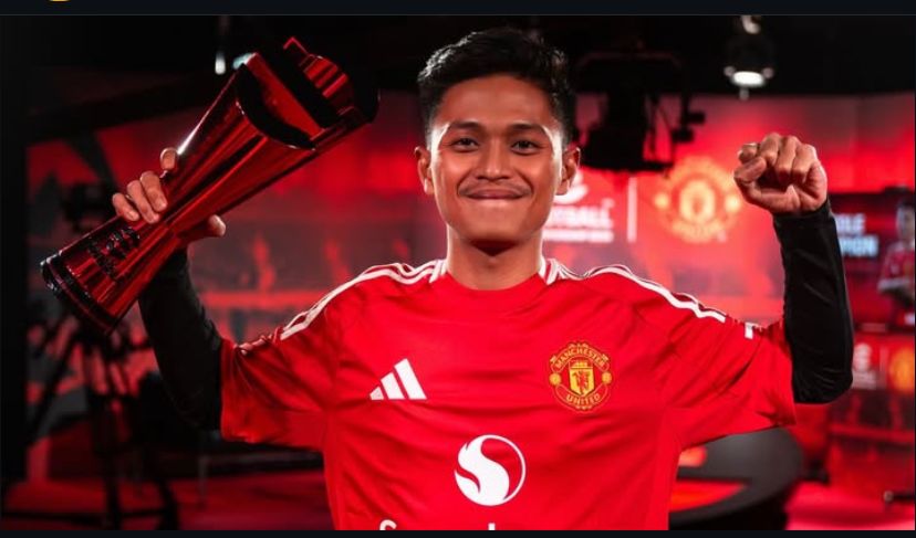 Rommy Hadiwijaya merayakan kemenangan usai mengalahkan Alec Cruz (Argentina) di final eFootball Championship 2025, mewakili klub Manchester United di Old Trafford.(dok efootball)