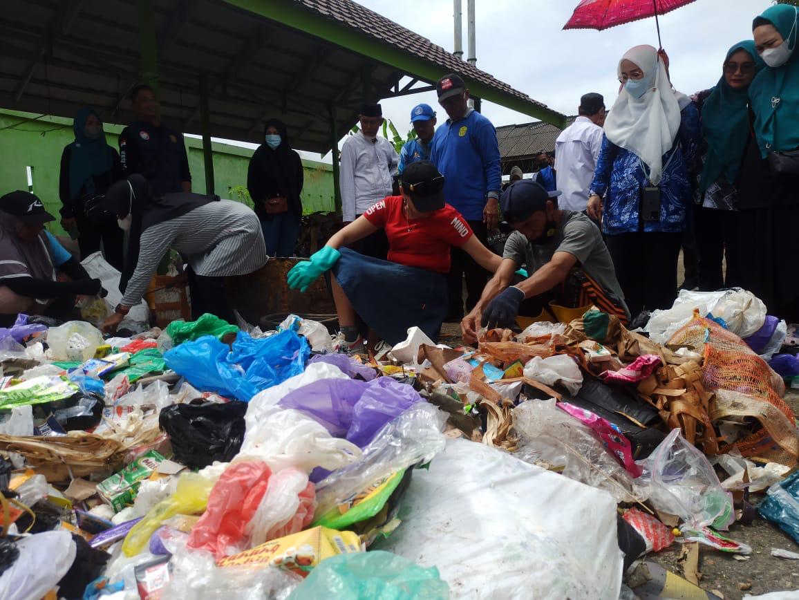 PELATIHAN: Warga diberikan pelatihan teknis cara memilah sampah, sehingga prosesnya lebih cepat.(Foto: Fauzi untuk Radar Banjarmasin)
