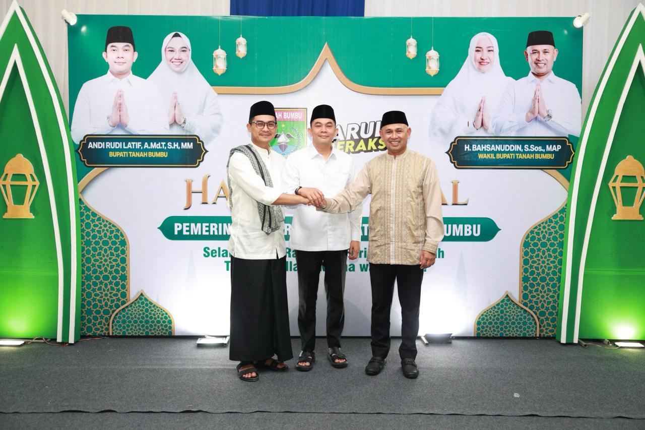 SINERGI:Bupati Kabupaten Tanah Bumbu, Andi Rudi Latif (tengah) berfoto bersama Ketua DPRD, Andrean Atma Maulani (kiri) dan Wabup, H Bahsanudin (kanan) di acara Halal Bihalal Idul Fitri 1446 H.