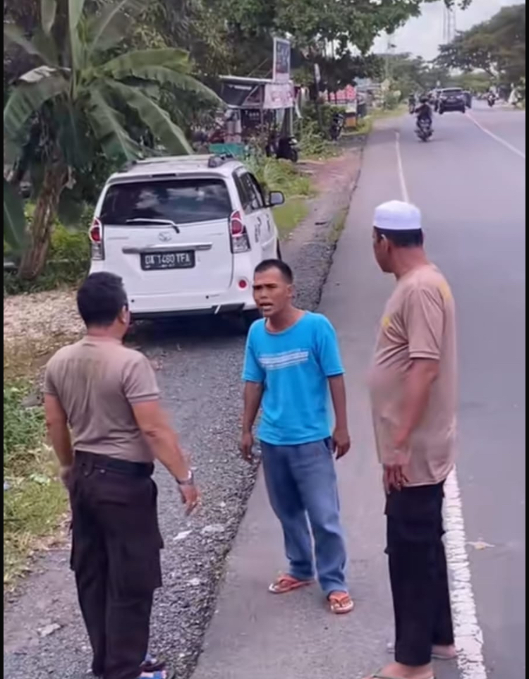 Sopir dan Kapolsek Anjir Pasar beradu argumen di lokasi kejadian.