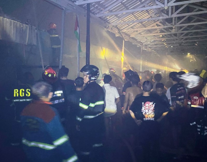 MUSIBAH: BPK melawan si jago merah yang mengamuk di Jalan KS Tubun II pada Sabtu (5/4) malam.