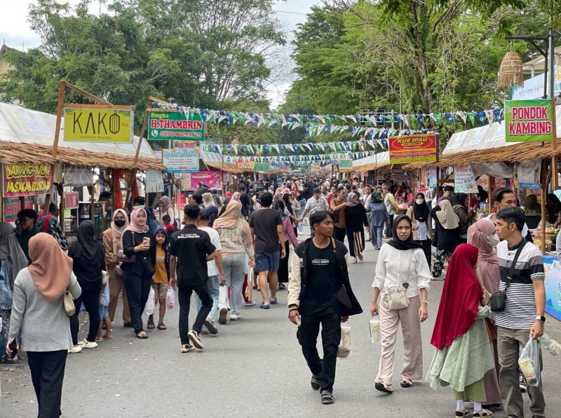 MERIAH: Suasana Pasar Wadai Ramadan di kawasan Siring 0 Kilometer Banjarmasin.