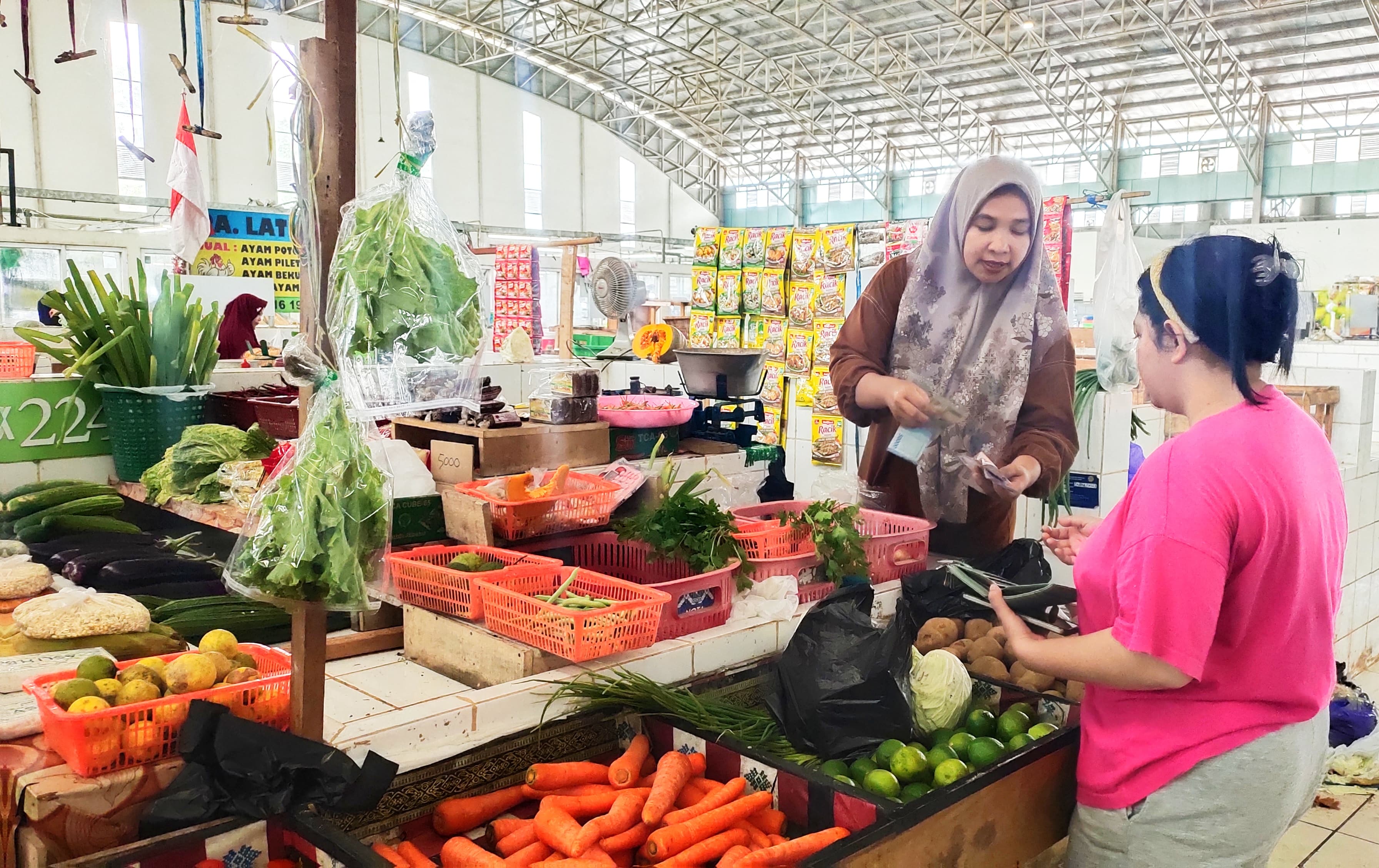 BELANJA: Seorang pembeli sedang bertransaksi dengan pedagang sayur di Pasar Bauntung Banjarbaru, Senin (7/4). (Bayu/Radar Banjarmasin)