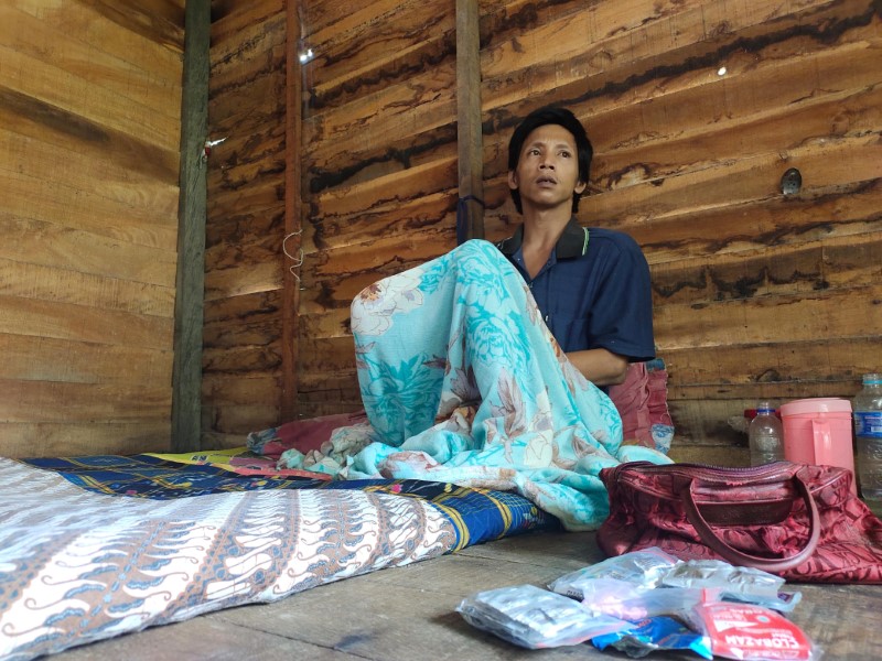 LUMPUH: Abdul Rahman Sidiq duduk sambil menceritakan kecelakaan yang menimpanya empat tahun lalu, Selasa (25/3) siang.