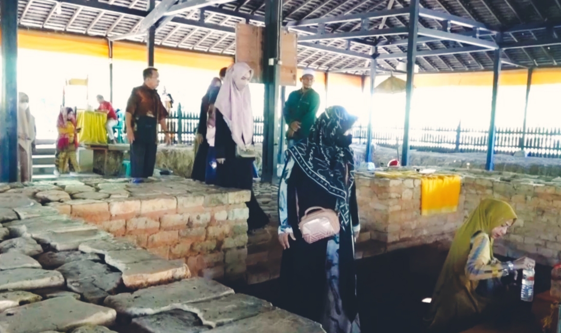 RAMAI: Objek Wisata Candi Agung di Kelurahan Sungai Malang, Kabupaten Hulu Sungai Utara, ramai dikunjungi wisatawan di H-3 lebaran. (Foto: M.Akbar/Radar Banjarmasin)