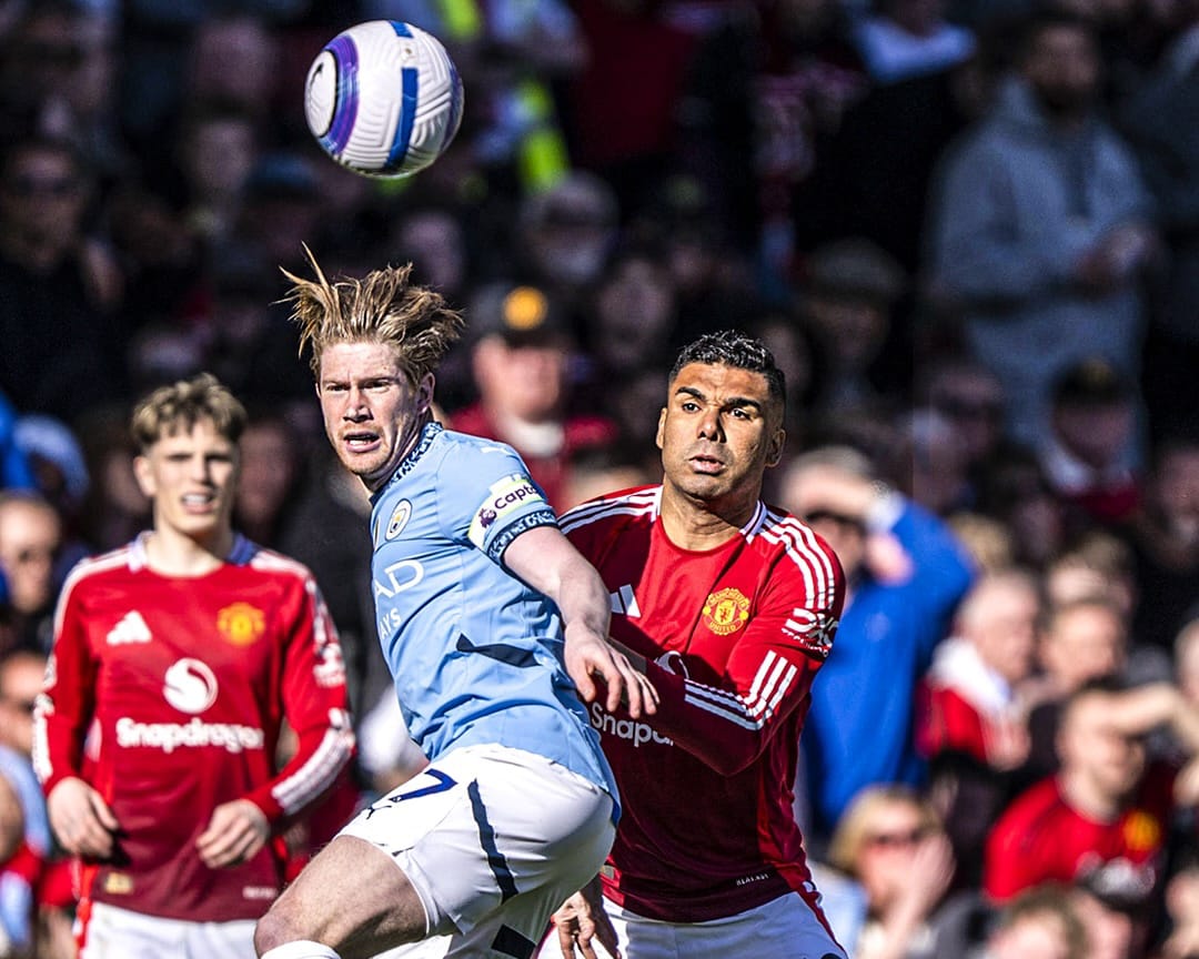 DUEL:Casemiro berusaha merebut bola dari Kevin De Bruyne dalam laga sarat gengsi di Old Trafford, Minggu (6/4/2025).(IG Premier League)
