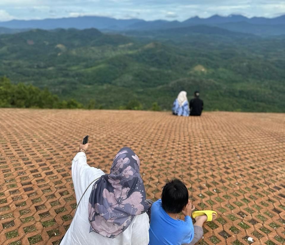 Wahana para layang di Tahura Sultan Adam menjadi spot favorit pengunjung