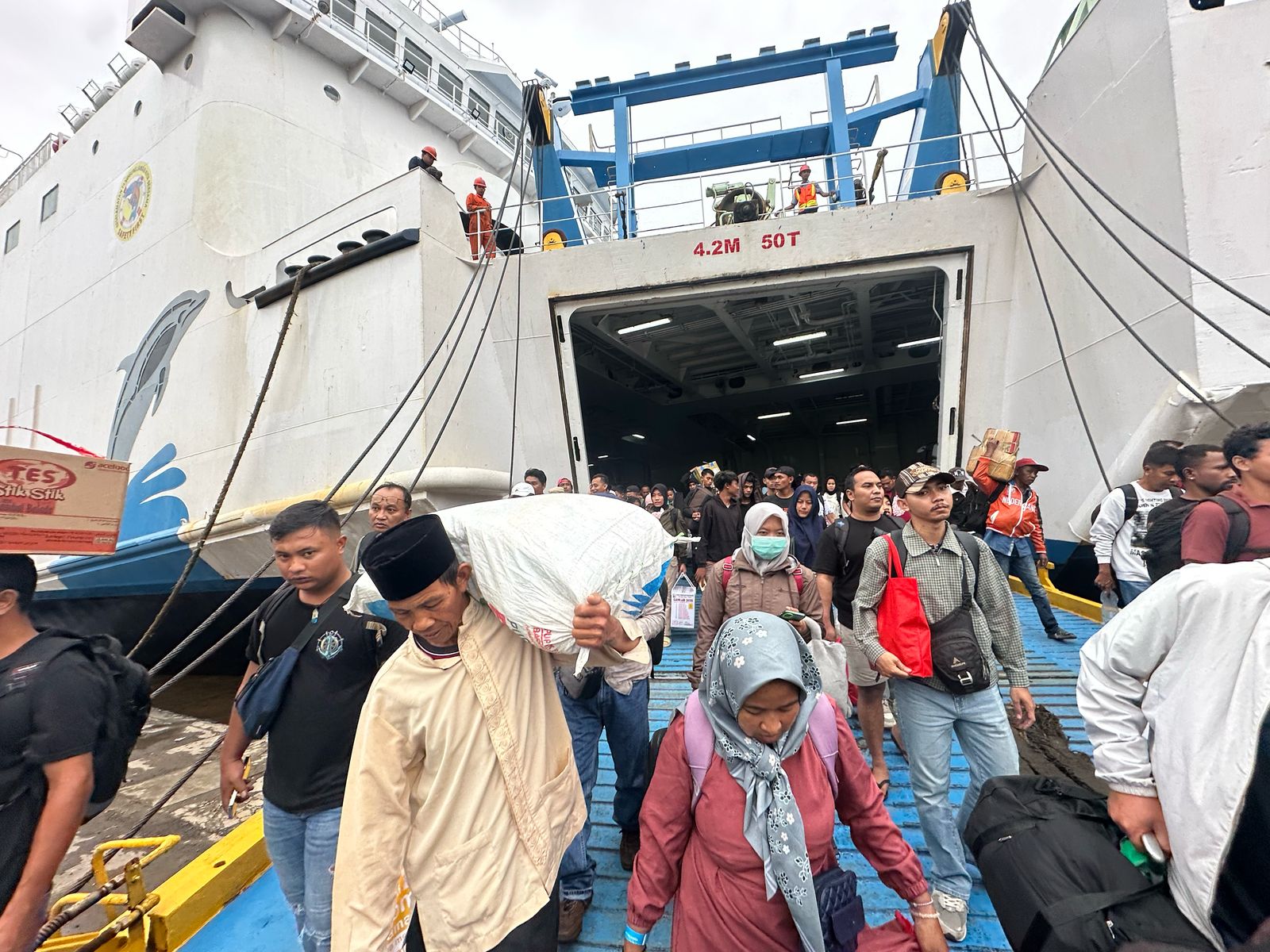 ARUS BALIK: Penumpang kapal laut tiba di Pelabuhan Trisakti Banjarmasin dari Pelabuhan Tanjung Perak Surabaya. (Foto: Muhammad Oscar Fraby/Radar Banjarmasin)