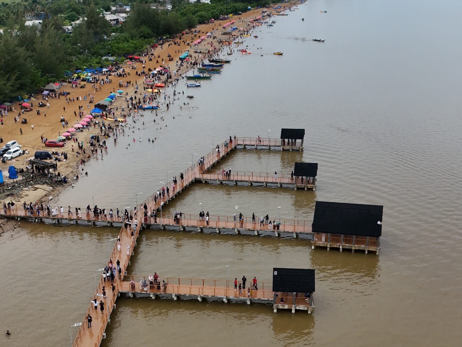 DERMAGA BARU: Suasana libur panjang Lebaran di Pantai Batakan Baru, Tanah Laut.