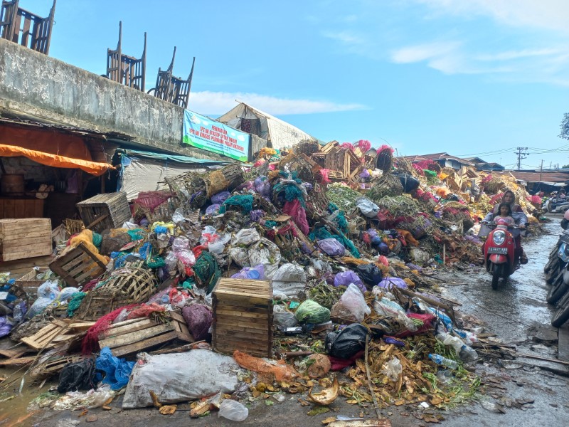 MENGGUNUNG: Tumpukan sampah di Pasar Sentra Antasari, Jalan Pangeran Antasari, Banjarmasin Tengah, pasca lebaran.