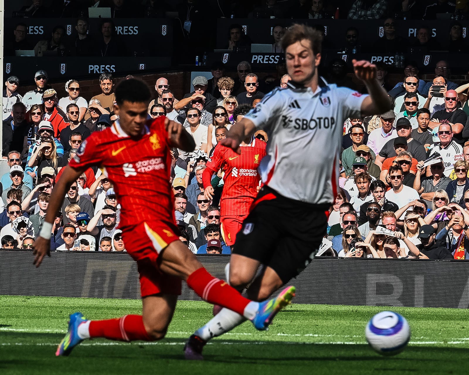 KETAT:Luis Diaz melewati kawalan pemain Fulham dalam di Anfield, Minggu (6/4/2025).(IG Liverpool)