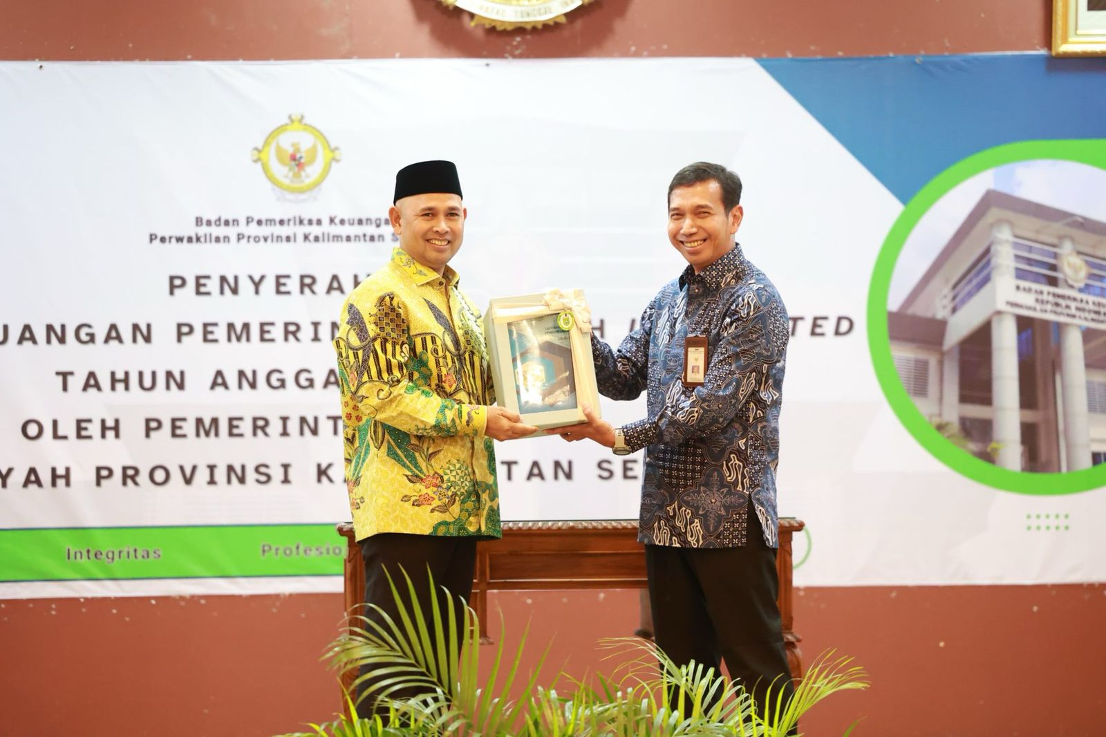 PENYERAHAN:Wakil Bupati Tanah Bumbu, Bahsanuddin menyerahkan LKPD Unaudited Tahun Anggaran 2024 kepada Kepala BPK Perwakilan Kalimantan Selatan, Andriyanto, di Banjarbaru.