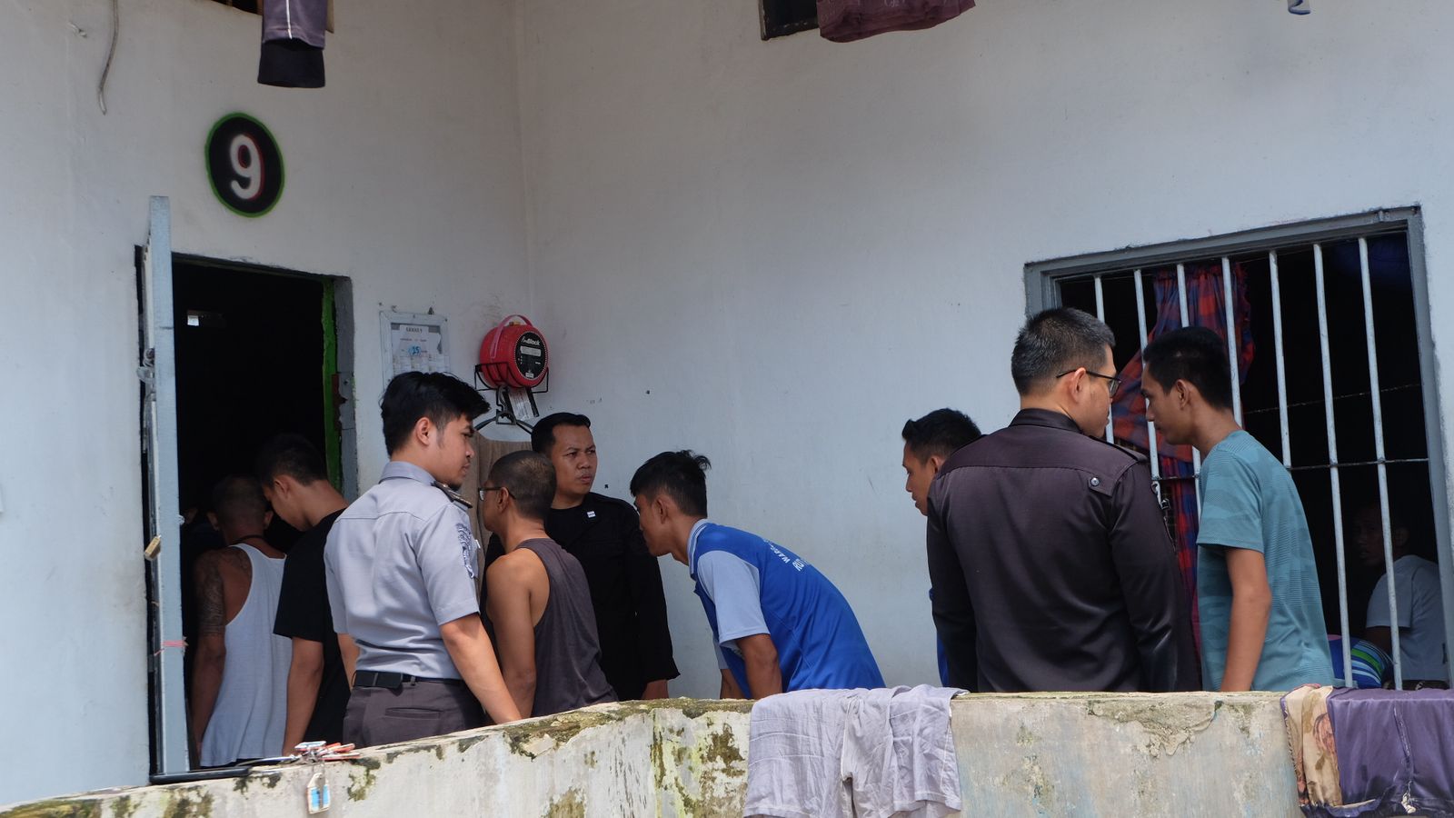 GELEDAH: Petugas Rutan Rantau saat melakukan penggeledahan kamar warga binaan secara rutin. Foto Humas Rutan Rantau
