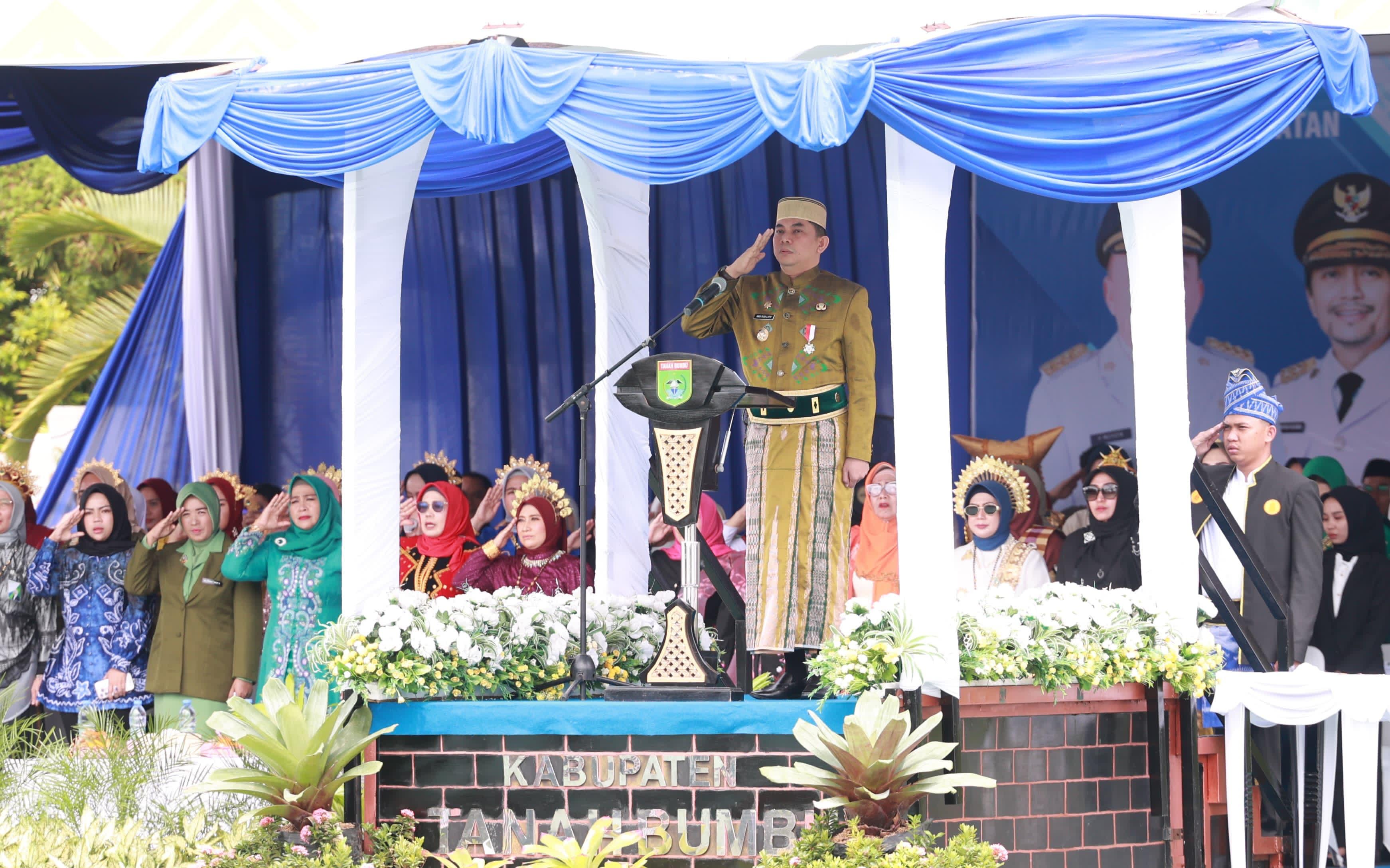 HORMAT: Bupati Andi Rudi Latif hormat kepada bendera merah putih dengan mengenakan baju adat Bugis. (Foto: Prokopim Tanah Bumbu untuk Radar)