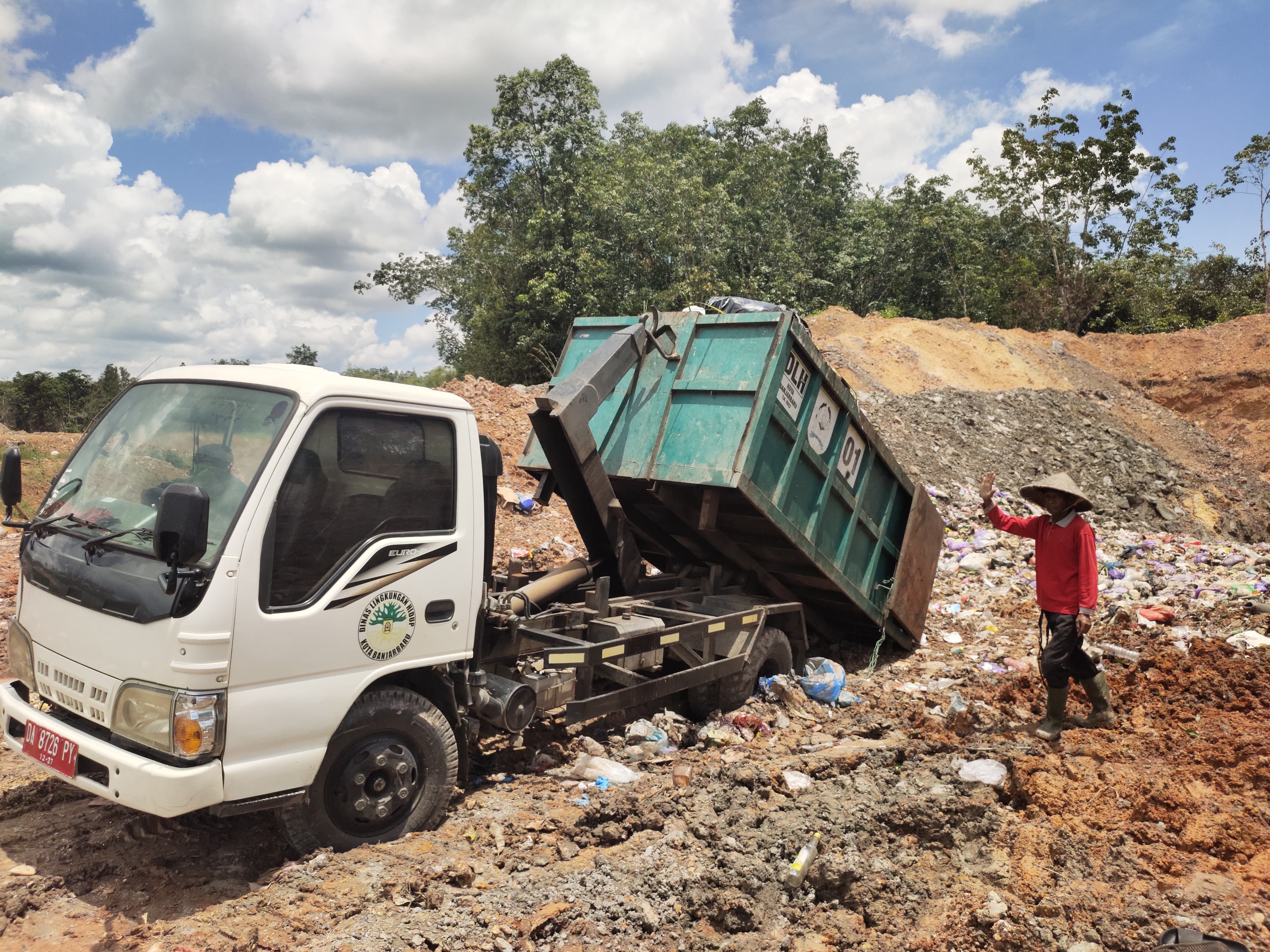 TRUK SAMPAH: Petugas membuang sampah menggunakan armada milik DLH Banjarbaru di Tempat Pemprosesan Akhir (TPA) Gunung Kupang, Selasa (8/4).