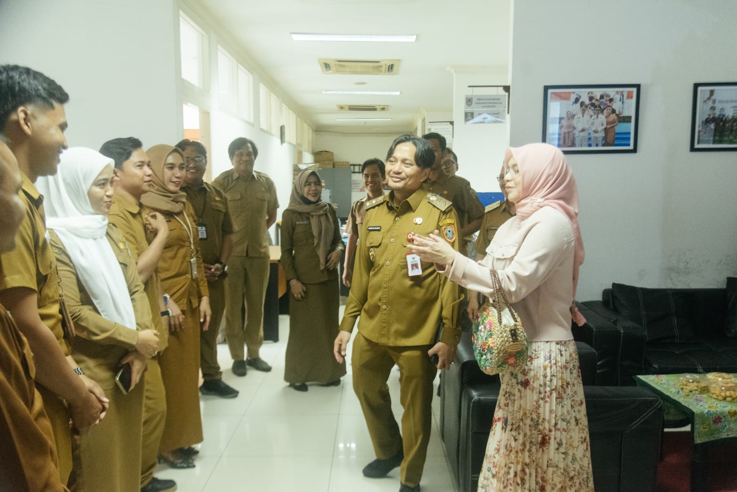 SAPA PEGAWAI:Wagub Kalsel, Hasnuryadi Sulaiman bersama Hj Ellyana Trisya memantau biro-biro SKPD Pemprov Kalsel, Selasa (8/4/2025).(Foto:M Rezky Maulidja)