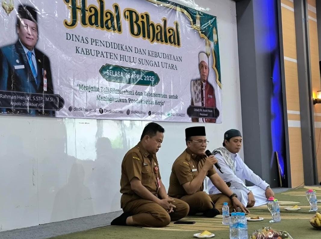 BERKUMPUL:Kepala Dinas Pendidikan dan Kebudayaan Kabupaten HSU, Rahman Heriadi (tengah) memimpin kegiatan halal bihalal bersama jajaran di Aula Ki Hajar Dewantara, Selasa (8/4/2025).(Foto:M Akbar)