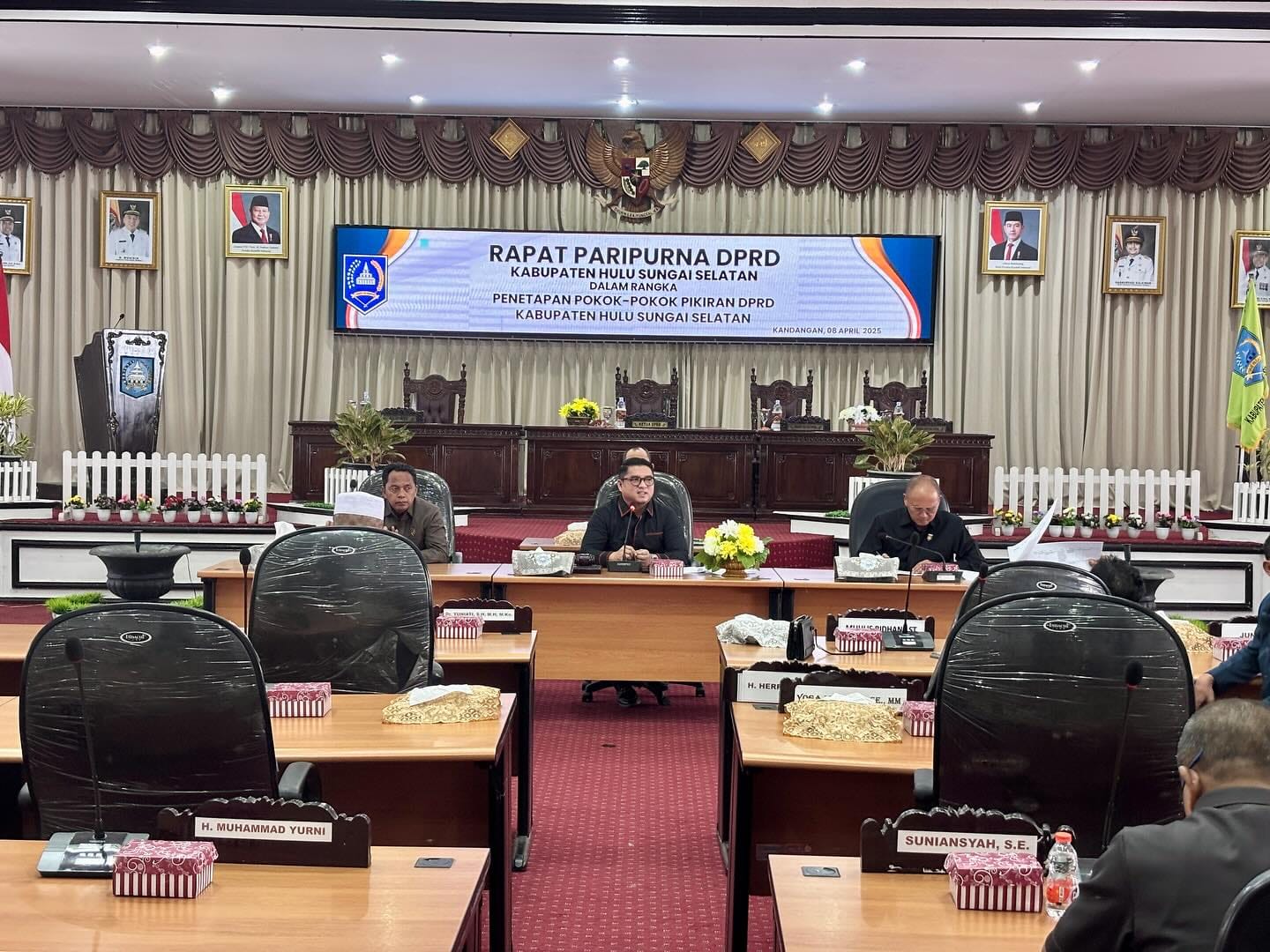 TETAPKAN:Ketua DPRD HSS, H Akhmad Fahmi memimpin Rapat Paripurna penetapan Pokir DPRD usulan tahun 2026.(FOTO:AJUDAN KETUA DPRD HSS)