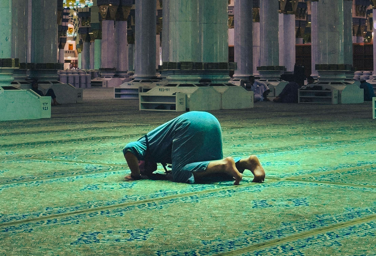 Ilustrasi pria yang melakukan shalat jamak. (Foto: Pexels)