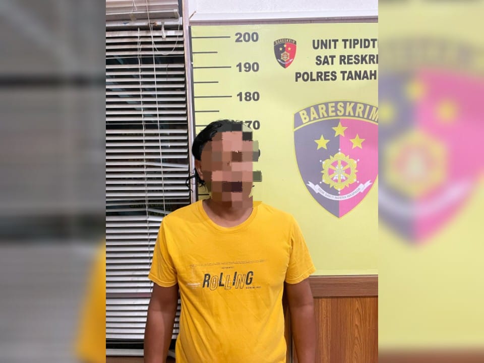 MENYERAHKAN DIRI : S pelaku penusukan belati terhadap Edy Marwanto di sebuah acara hajatan di Desa Tajau Pecah, Kecamatan Batu Ampar, Tanah Laut. (Foto : Humas Polres Tala untuk Radar Banjarmasin)