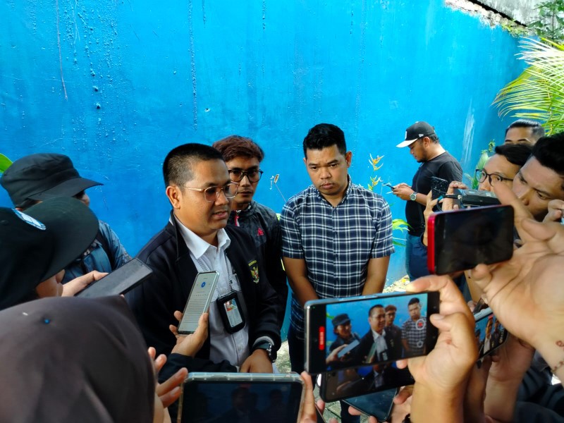 DOORSTOP: Kuasa hukum keluarga korban, Muhammad Pajri ditemui usai mendampingi pemeriksaan kakak Juwita di Denpomal Lanal Banjarmasin.