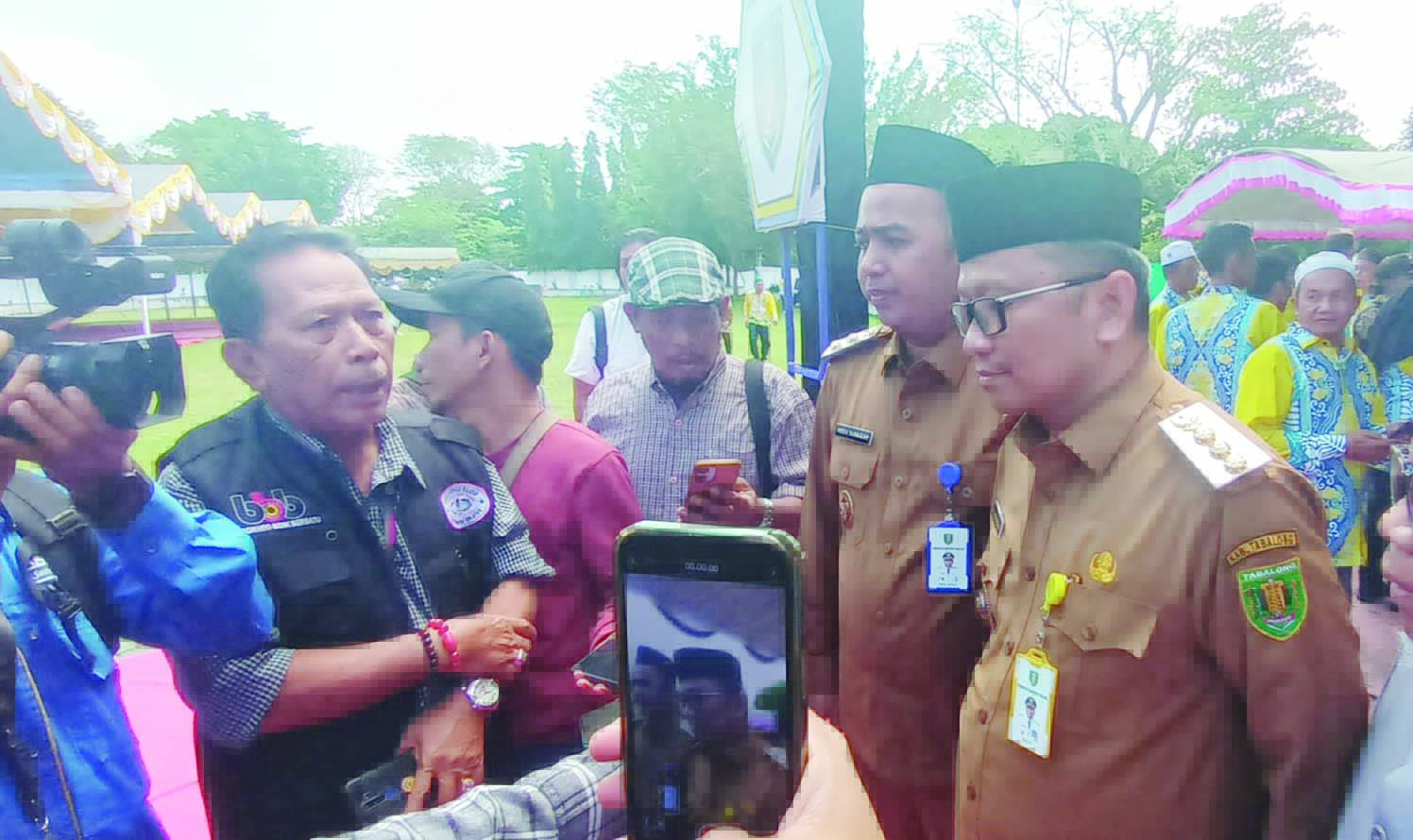 SIAPKAN MUTASI: Bupati Tabalong H Muhammad Noor Rifani saat diwawancarai wartawan.