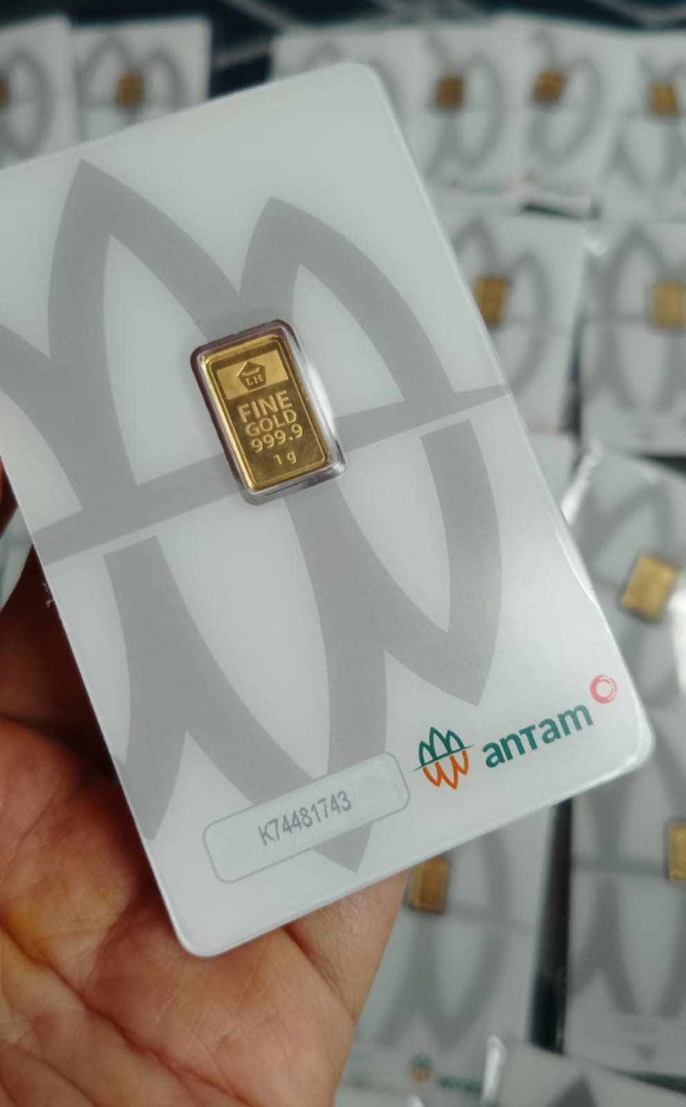 LOGAM MULIA: Harga emas Antam kini semakin mendekati Rp2 juta per gram.(Foto: Raudah Anisya/Radar Banjarmasin)