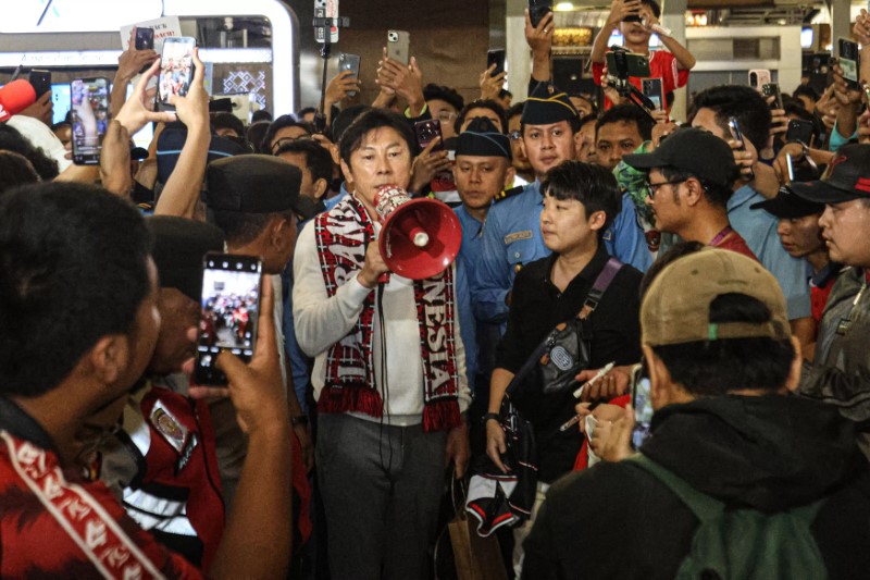 MENYAPA: Mantan Pelatih Timnas Indonesia Shin Tae-Yong menyapa suporter di Terminal 3, Bandara Soekarno-Hatta, Tangerang, Banten.