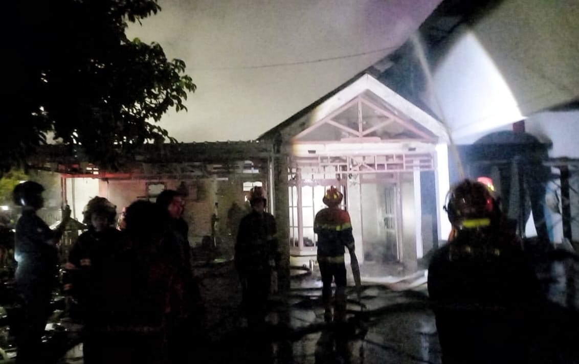 UPT Damkar Banjarbaru dan relawan berusaha memadamkan api yang membakar rumah milik Hj Yusnani di Jalan Swarga, Landasan Ulin Tengah, Banjarbaru, Kamis (10/4/2025) dini hari.