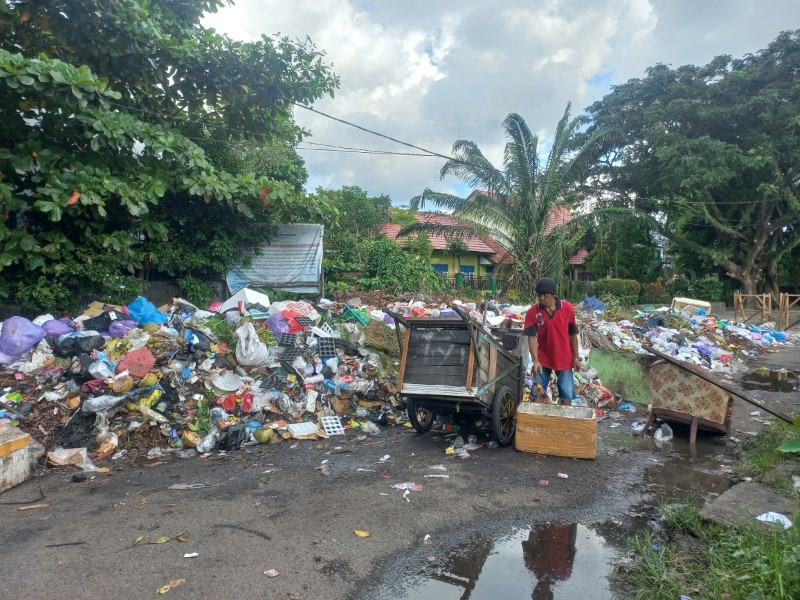 MENGGUNUNG: Kondisi TPS di Kompleks Pelajar Mulawarman, Banjarmasin Tengah.