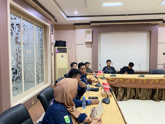 CARI SOLUSI: Perwakilan IKMA Tanah Bumbu menggelar audiensi dengan DPRD untuk menyampaikan aspirasi terkait pembangunan asrama mahasiswa permanen. (Foto: IKMA Tanah Bumbu untuk Radar)