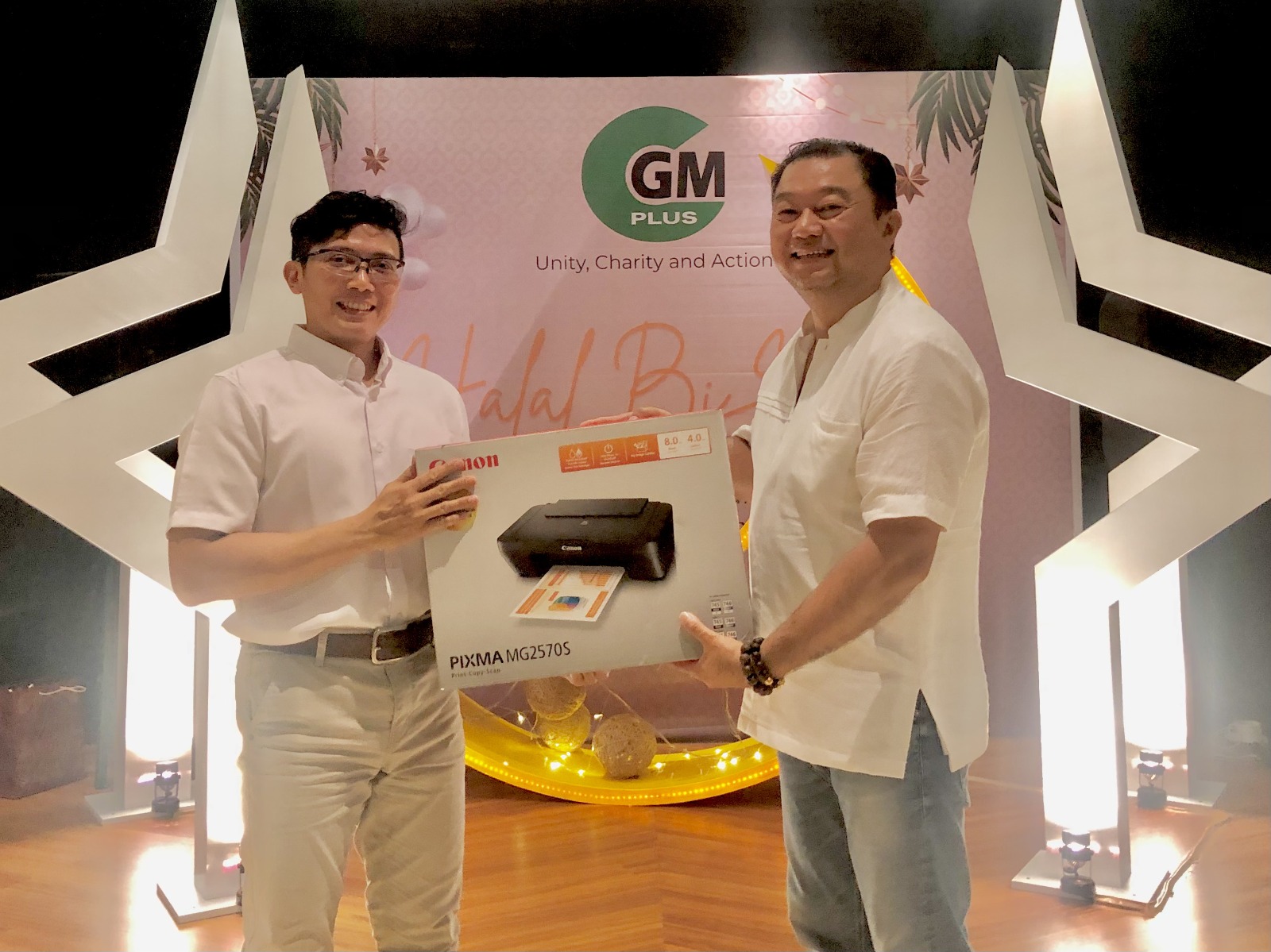 GRAND PRIZE: Kepala Bea Cukai Banjarmasin, Tedy Laksamana (kiri) beruntung mendapatkan grand prize Printer Epson. Diserahkan Direktur PT BPUJ, Nokvan.