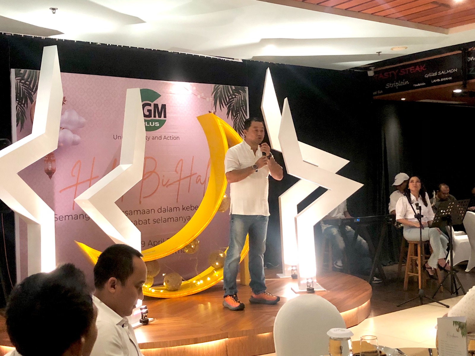 HALAL BIHALAL &ndash; Ketua Panpel, Nokvan memberikan kata sambutan menandai dimulainya acara halal bihalal.
