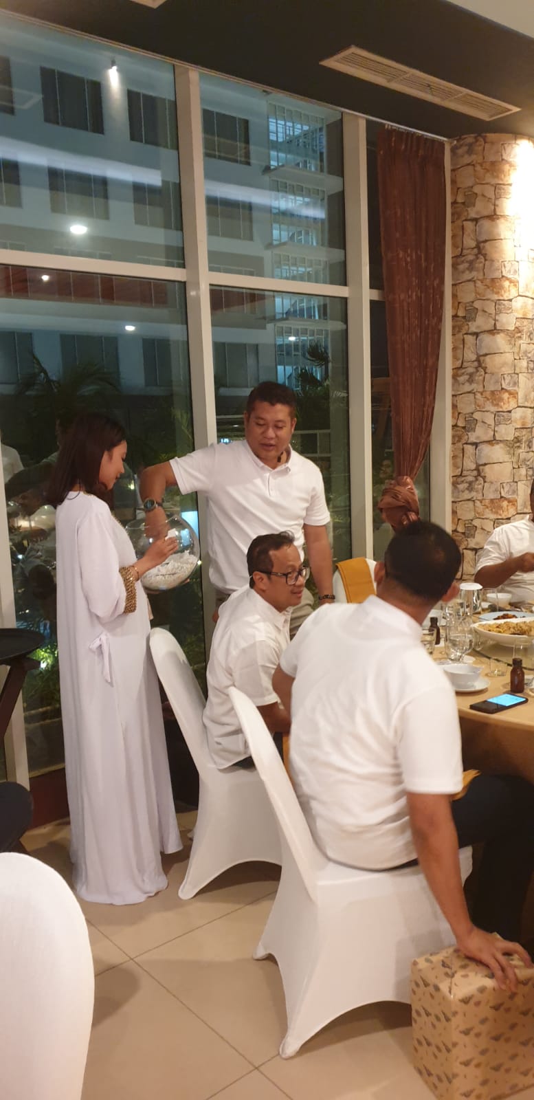 CABUT UNDIAN: GM Bandara Syamsudin Noor, Khaerul Assidiqi mencabut undian doorprize.