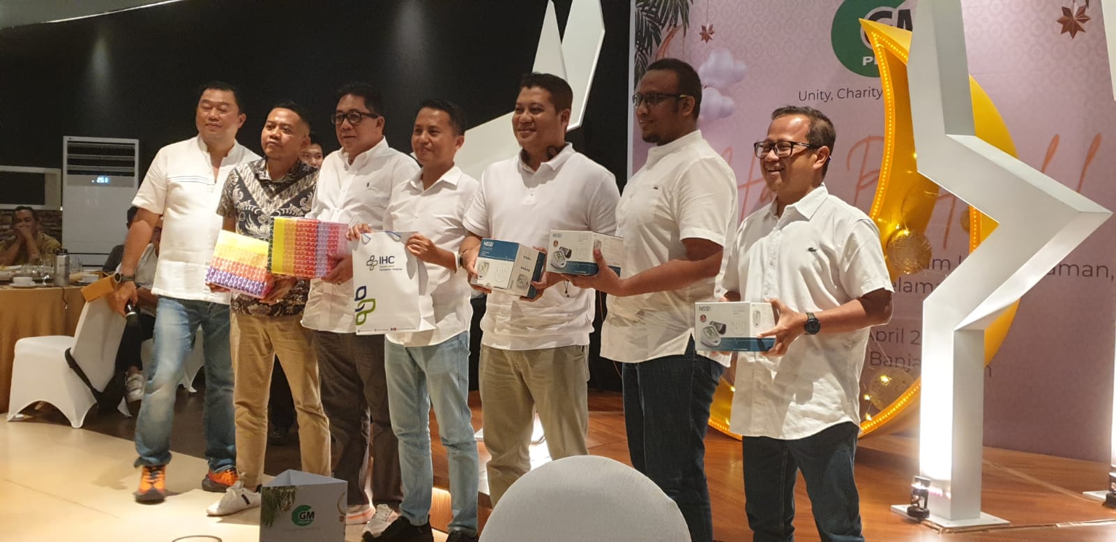 DOORPRIZE: Banyaknya doorprize yang disediakan membuat seluruh member yang hadir mendapatkannya.