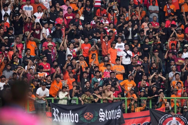 SUPORTER: Aksi dukungan suporter Persija Jakarta, Jakmania. Mereka siap menyambut suporter Persebaya, Bonek.