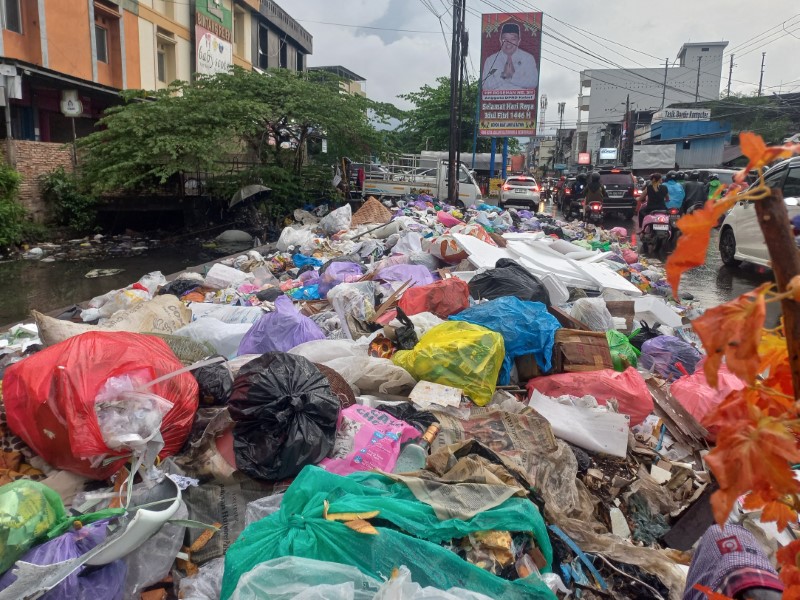 MENUMPUK: Eks TPS Pasar Kuripan di Banjarmasin kerap menjadi tempat penumpukan sampah.
