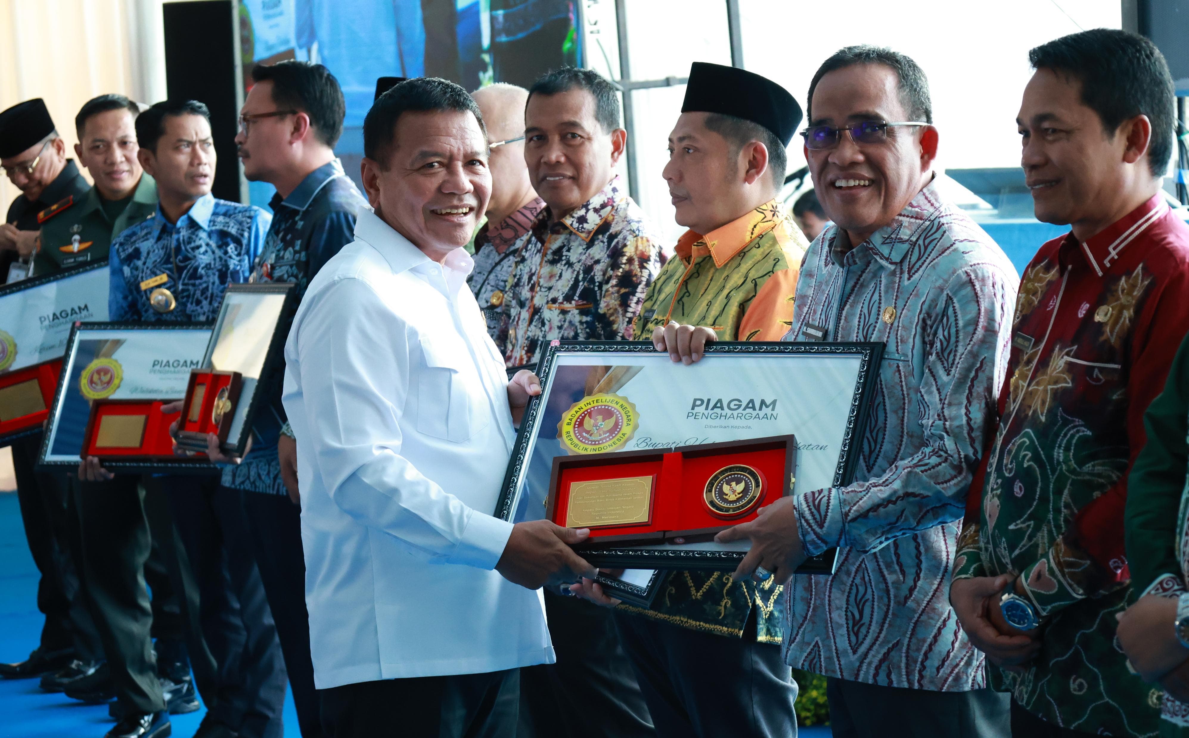 APRESIASI:Kepala BIN RI, Muhammad Herindra menyerahkan piagam penghargaan kepada Bupati HSU, H Sahrujani di Kantor Kabinda Kalsel yang baru di Kota Banjarbaru, Kamis (10/4/2025).(Foto:Istimewa)