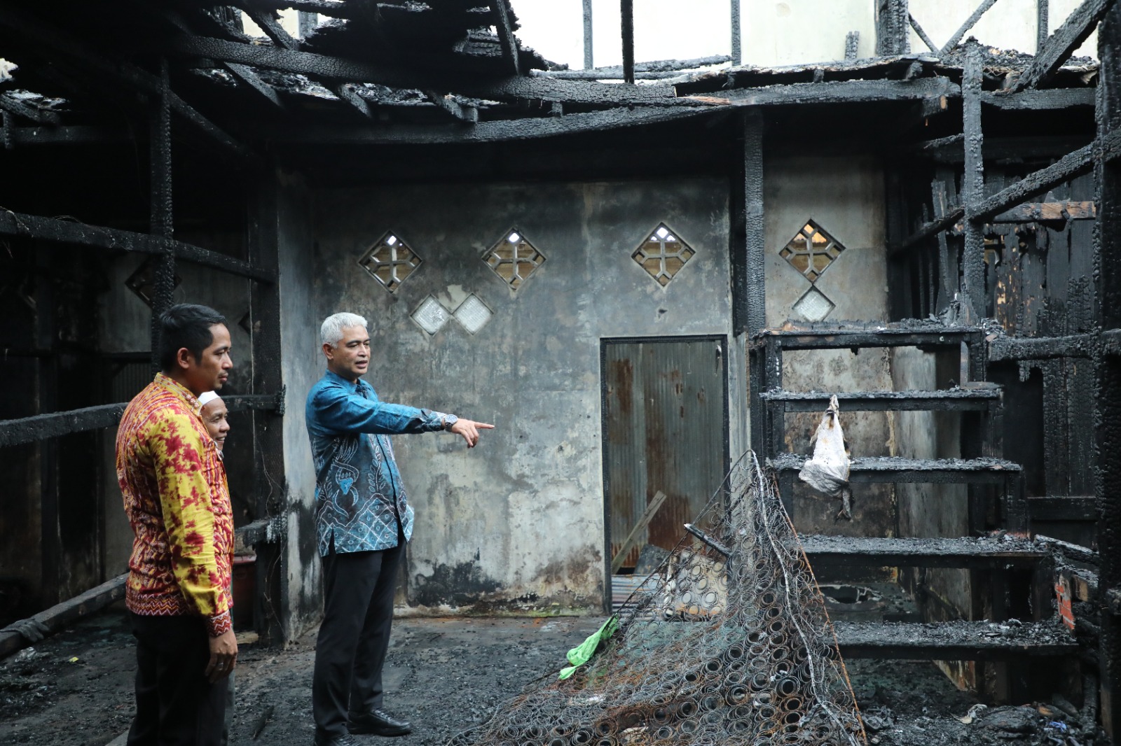 PEDULI: Wakil Bupati HSU Hero Setiawan, saat meninjau lokasi kebakaran usai menyerahkan bantuan pada korban di Desa Tambalangan, Kecamatan Amuntai Tengah, Kamis (10/4/2025).