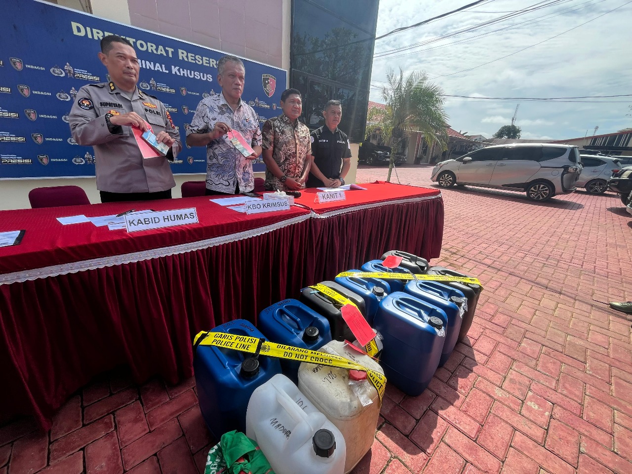 PENGUNGKAPAN: Ditreskrimsus Polda Kalsel menyampaikan hasil pengungkapan penjualan BBM bersubsidi Pertalite yang dijual di atas HET.