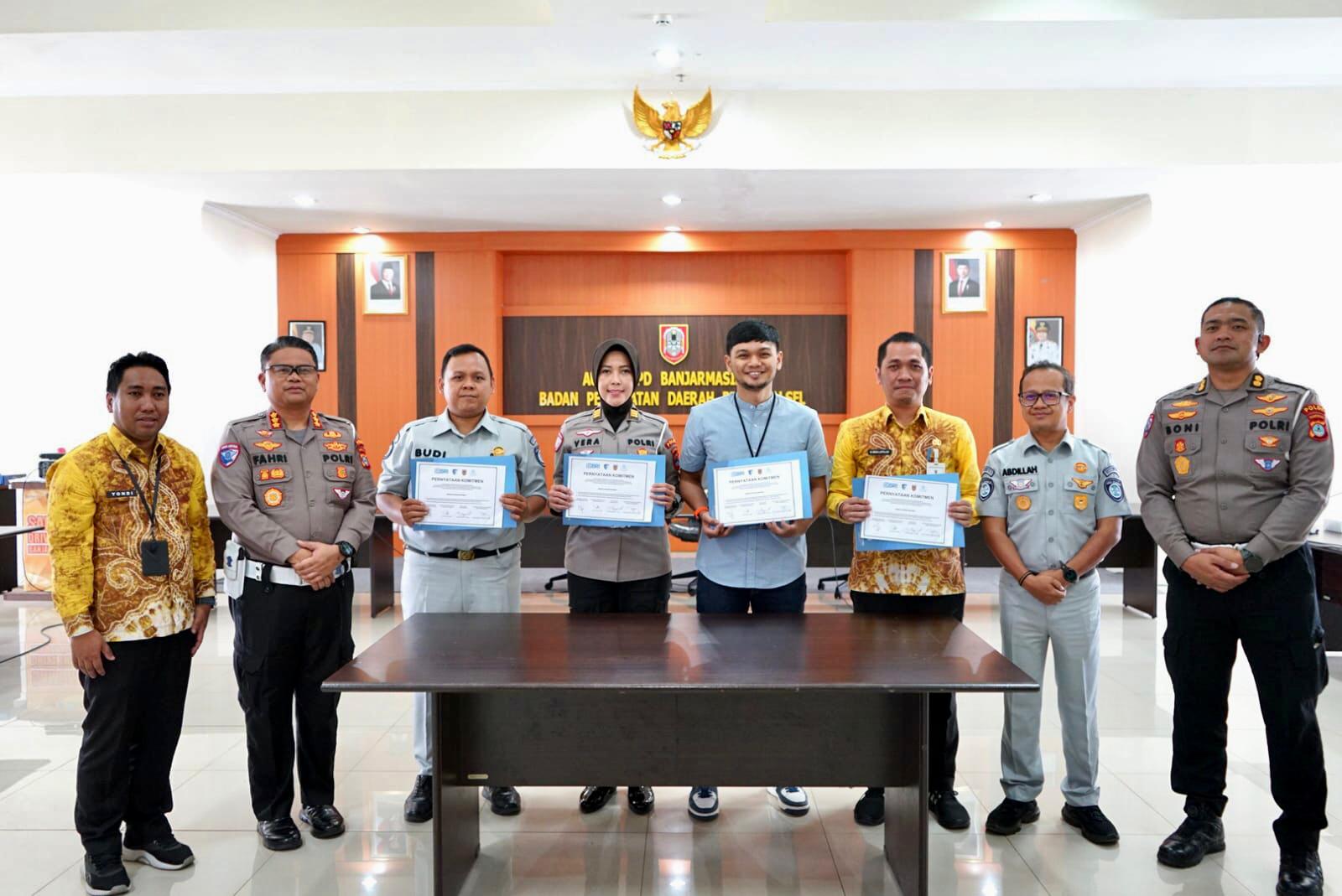 KOMITMEN:Jasa Raharja Kalsel bersama mitra teken komitmen kepatuhan pajak.(Foto-foto: Jasa Raharja untuk Radar Banjarmasin)