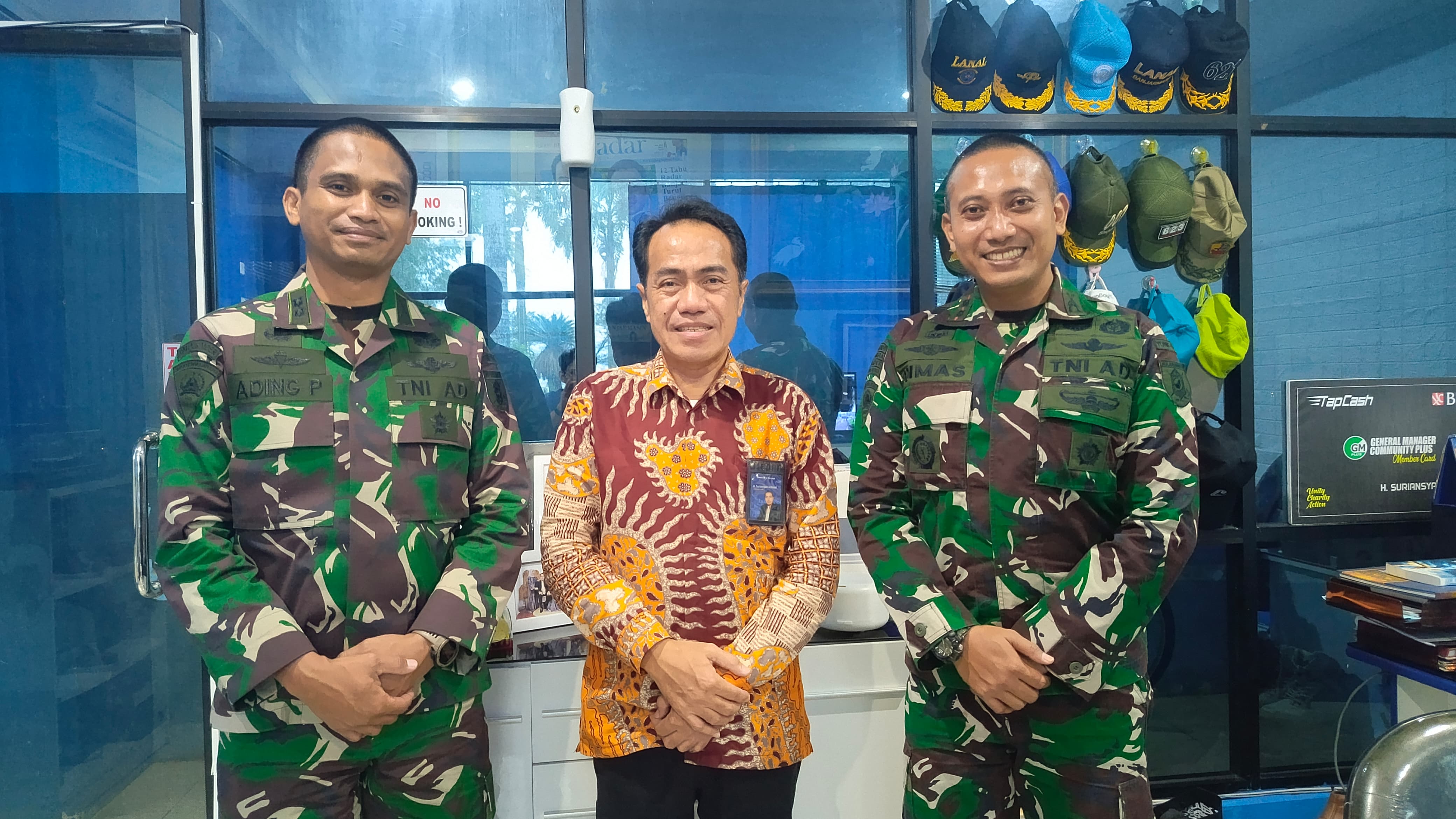 FOTO BERSAMA:Dirut Radar Banjarmasin, H Suriansyah Achmad berfoto bersama Letkol Inf Dimas Yamma Putra (kanan) dan Letkol Inf Ading Priyotantoko di Kantor Pusat Radar Banjarmasin, Jumat (11/4/2025).