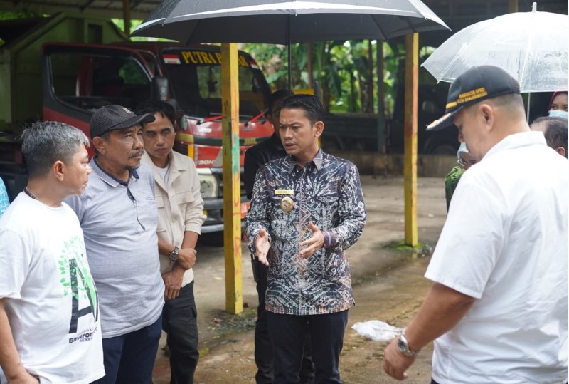 MENINJAU TPA: Wali Kota Banjarmasin, Muhammad Yamin saat berdiskusi dengan jajaran Dinas Lingkungan Hidup (DLH) Banjarmasin.