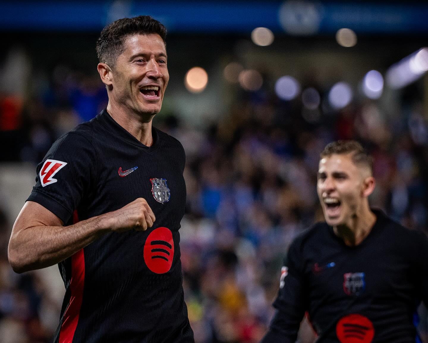 TIGA POIN:Robert Lewandowski selebrasi usai umpannya memicu gol bunuh diri Jorge Saenz yang memastikan kemenangan tipis Barcelona atas Leganes di Estadio Municipal de Butarque.(IG Barcelona)