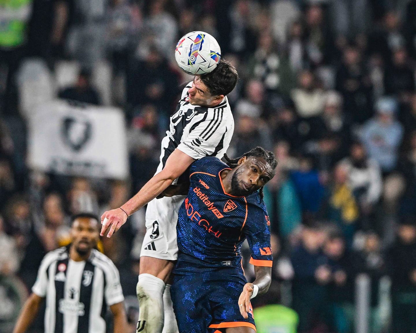 DUEL:Dusan Vlahovic turut mengantarkan Juventus atas Lecce dengan skor 2-1 di Allianz Stadium, Sabtu (12/4/2025).(IG Juventus)